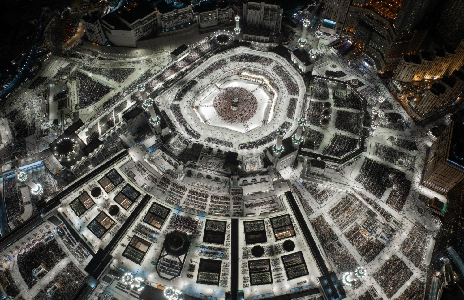 ރަމަޟާން މަހުގެ 27 ވިލޭރޭ މައްކާގެ ހަރަމްފުޅުގައި އަޅުކަން ކުރުމަށް އެތައް މިލިއަން ބަޔަކު ޖަމާވެ ހަރަމްފުޅާއި އެ ސަރަހައްދުގެ މަގުތައް ވެސް ފުރިފައި. -- ފޮޓޯ: ހަރަމައިން