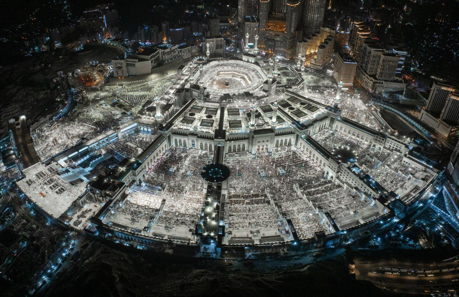 ރަމަޟާން މަހުގެ 27 ވިލޭރޭ މައްކާގެ ހަރަމްފުޅުގައި އަޅުކަން ކުރުމަށް އެތައް މިލިއަން ބަޔަކު ޖަމާވެ ހަރަމްފުޅާއި އެ ސަރަހައްދުގެ މަގުތައް ވެސް ފުރިފައި. -- ފޮޓޯ: ހަރަމައިން