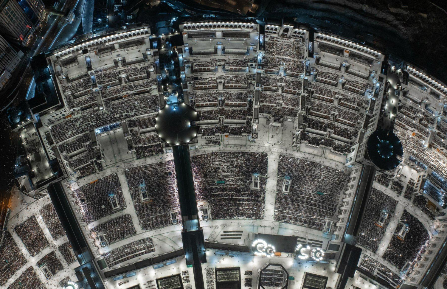 ރަމަޟާން މަހުގެ 27 ވިލޭރޭ މައްކާގެ ހަރަމްފުޅުގައި އަޅުކަން ކުރުމަށް އެތައް މިލިއަން ބަޔަކު ޖަމާވެ ހަރަމްފުޅާއި އެ ސަރަހައްދުގެ މަގުތައް ވެސް ފުރިފައި. -- ފޮޓޯ: ހަރަމައިން