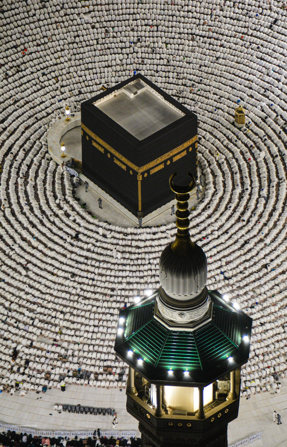 ރަމަޟާން މަހުގެ 27 ވިލޭރޭ މައްކާގެ ހަރަމްފުޅުގައި އަޅުކަން ކުރުމަށް ދިޔަ އެތައް ހާސް ބަޔަކު ސަޖިދާގައި. -- ފޮޓޯ: ހަރަމައިން