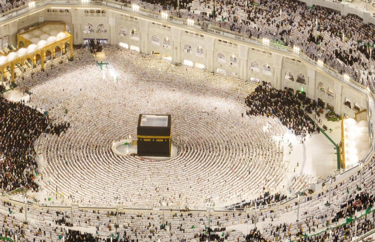 ރަމަޟާން މަހުގެ 27 ވިލޭރޭ މައްކާގެ ހަރަމްފުޅުގައި އަޅުކަން ކުރުމަށް އެތައް މިލިއަން ބަޔަކު ޖަމާވެ ހަރަމްފުޅާއި އެ ސަރަހައްދުގެ މަގުތައް ވެސް ފުރުނު. -- ފޮޓޯ: ހަރަމައިން