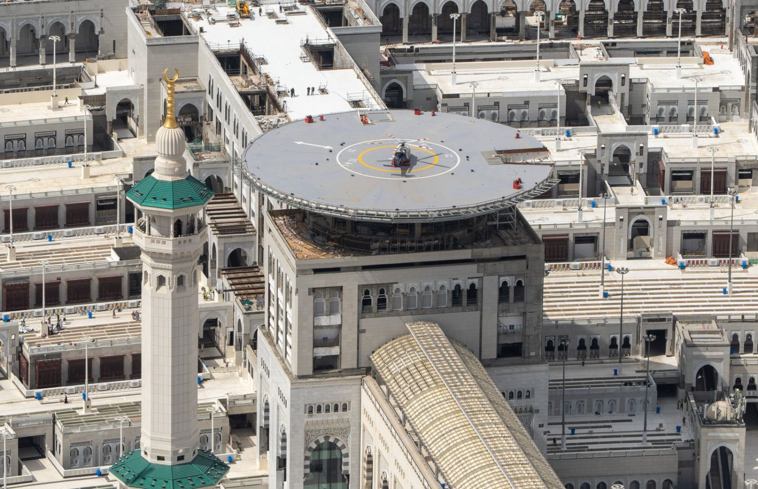 ހަރަމްފުޅު ބޮޑުކުރުމުގެ ތިން ވަނަ ފިޔަވަހީގައި ހަދާފައިވާ ހެލިޕޭޑް ޓެސްޓުކުރުމަށް އިއްޔެ އެއާ އެމްބިއުލާންސެއް ޖައްސާފައި. -- ފޮޓޯ: ހަރަމައިން