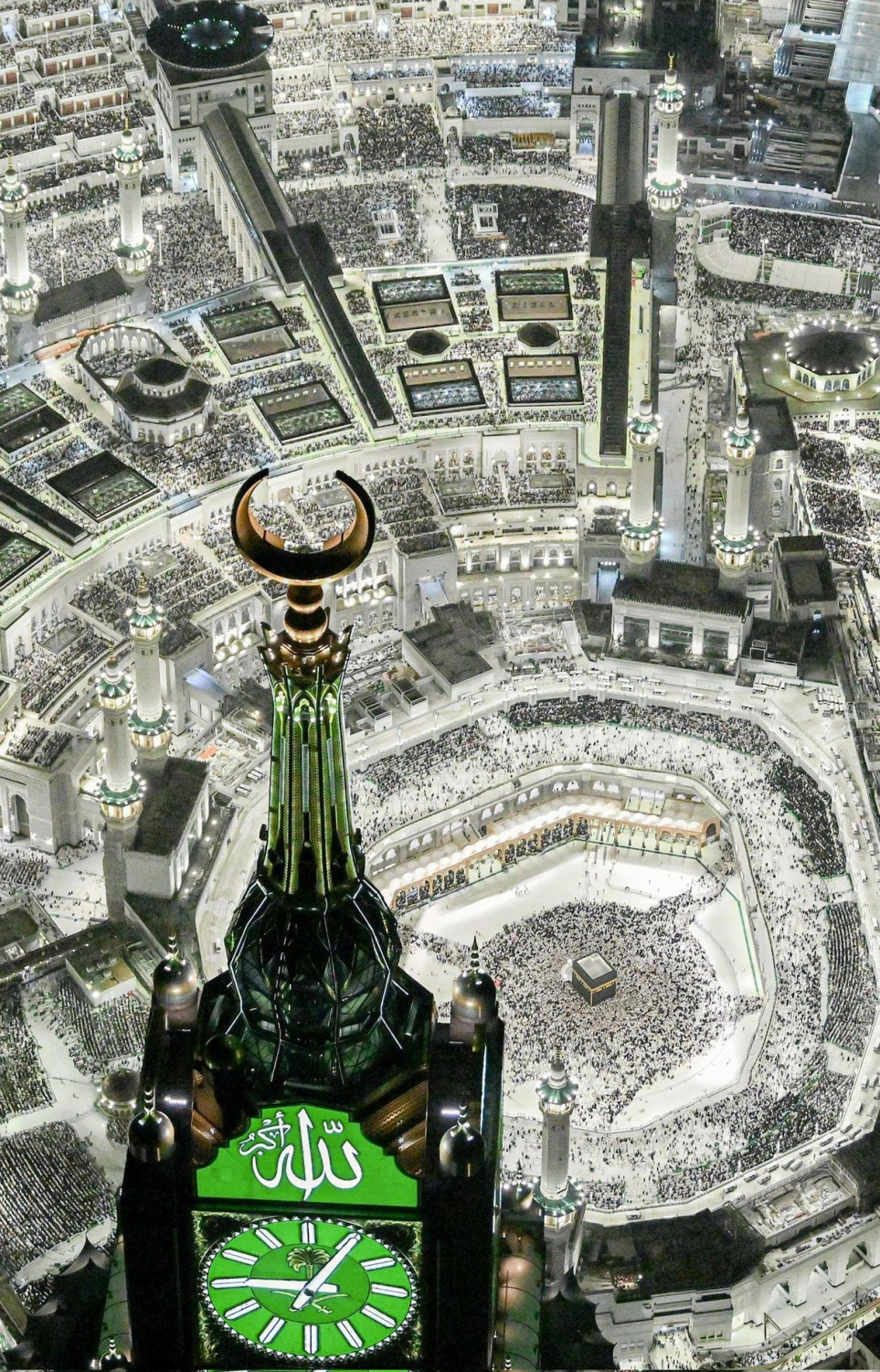 ރަމަޟާން މަހުގެ 27 ވިލޭރޭ މައްކާގެ ހަރަމްފުޅުގައި އަޅުކަން ކުރުމަށް އެތައް މިލިއަން ބަޔަކު ޖަމާވެ ހަރަމްފުޅާއި އެ ސަރަހައްދުގެ މަގުތައް ވެސް ފުރިފައި. -- ފޮޓޯ: ހަރަމައިން