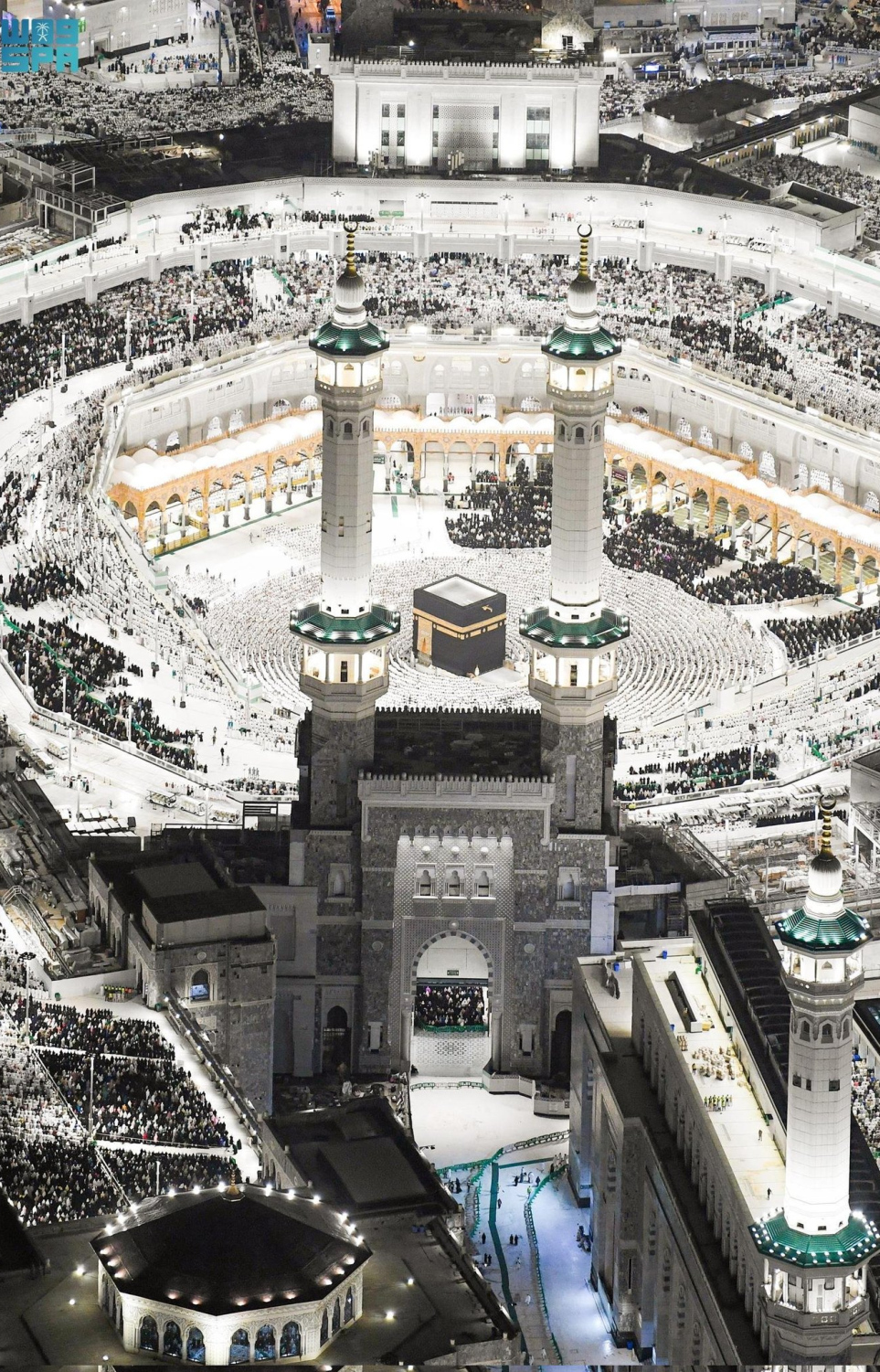 ރަމަޟާން މަހުގެ 27 ވިލޭރޭ މައްކާގެ ހަރަމްފުޅުގައި އަޅުކަން ކުރުމަށް އެތައް މިލިއަން ބަޔަކު ޖަމާވެ ހަރަމްފުޅާއި އެ ސަރަހައްދުގެ މަގުތައް ވެސް ފުރިފައި. -- ފޮޓޯ: ހަރަމައިން