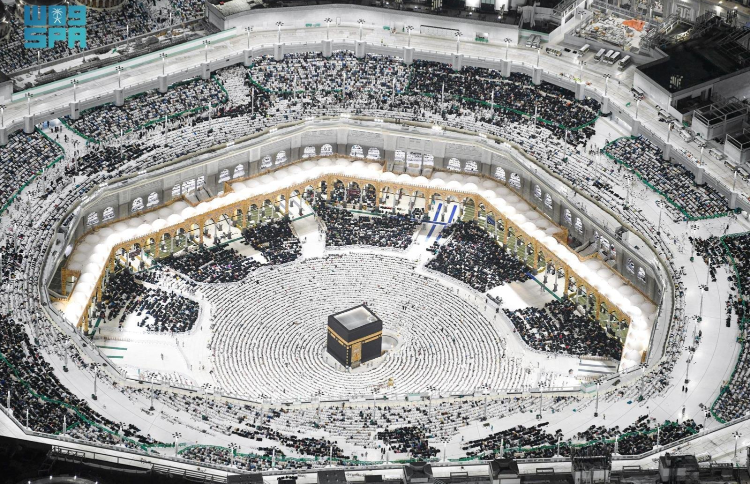 ރަމަޟާން މަހގެ 27 ވިލޭރޭ މައްކާގެ ހަރަމްފުޅަށް އަޅުކަމަށް ޖަމާވި މީހުން ގިނަވެ ހަރަމްފުޅު ފުރިފައި. -- ފޮޓޯ: ހަރަމައިން