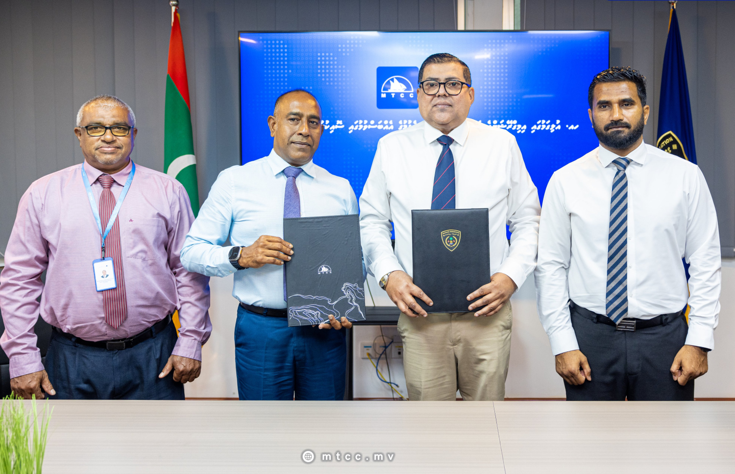 އުލިގަމުގައި އިމިގްރޭޝަން އޮފިީހެއް އެޅުމުގެ އެއްބަސްވުމުގައި އެމްޓީސީސީގެ ފަރާތުން ސޮއިކުރުމުގެ ރަސްމިއްޔާތު: މި މަސައްކަތުގެ އެއްބަސްވުމުގައި ސޮއިކުރެއްވީ އެމްޓީސީސީގެ މެނޭޖިން ޑިރެކްޓަރު އަހުމަދު ސައުދީ އަދި އިމިގްރޭޝަން ކޮންޓްރޯލަރު އަހުމަދު ފަސީހު-- ފޮޓޯ: އެމްޓީސީސީ