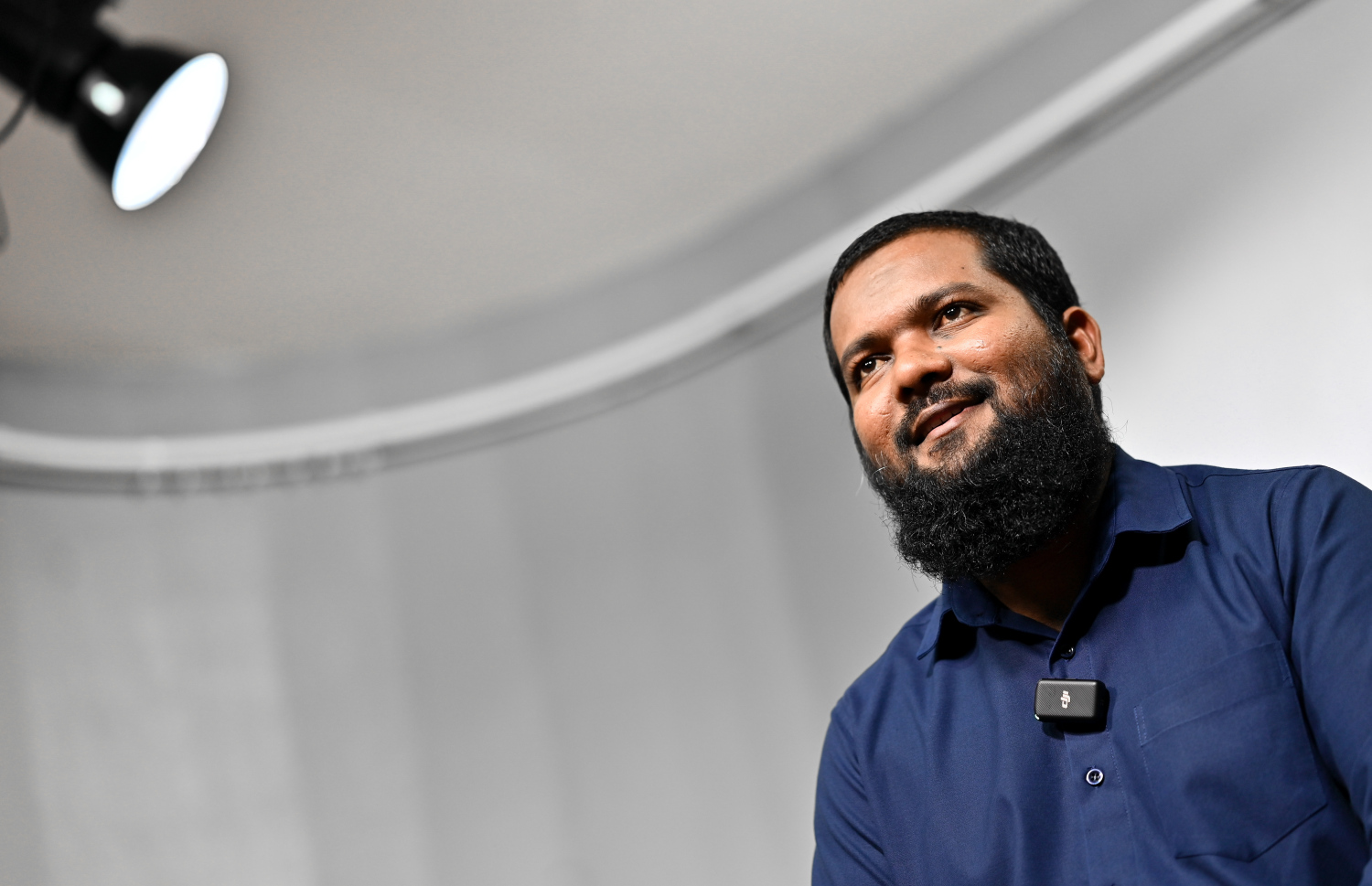 ޝައިހު އާޒިމް "މިހާރު" އާ އިއްޔެ ވާހަކަ ދައްކަވަނީ.---ފޮޓޯ: ނިޝާން އަލީ| މިހާރު