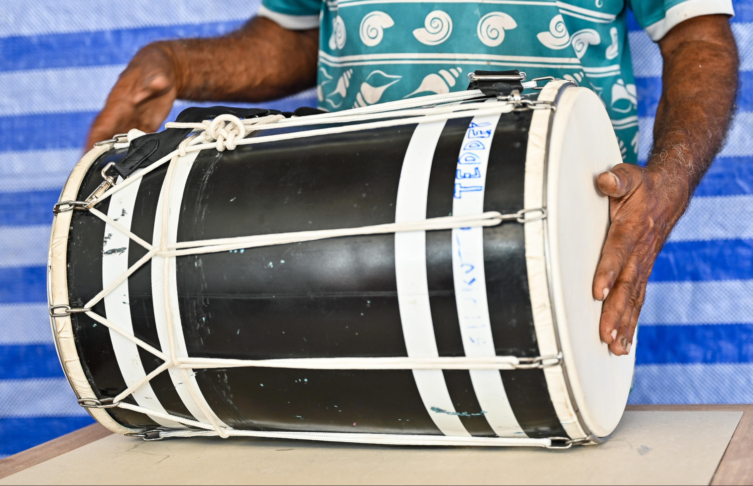 ހުސެއިން ގާސިމް (ދޮން ހުސޭނު) ބޮޑުބެރު ޖަހަނީ.-- ފޮޓޯ: ފަޔާޒް މޫސާ / މިހާރު