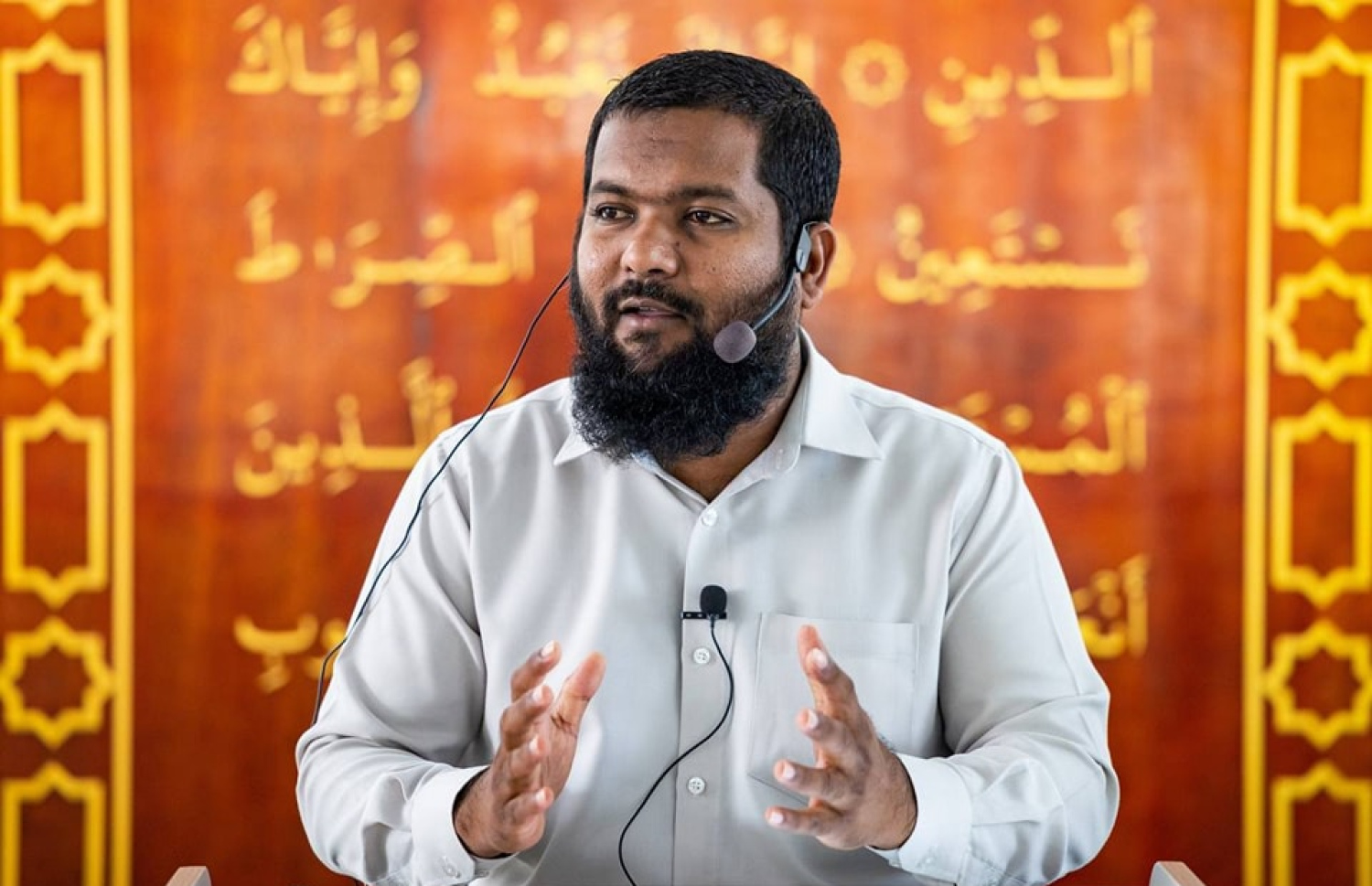 ޝައިހު އާޒިމް ދީނީގޮތުން މައުލޫމާތު ފަތުރަނީ.