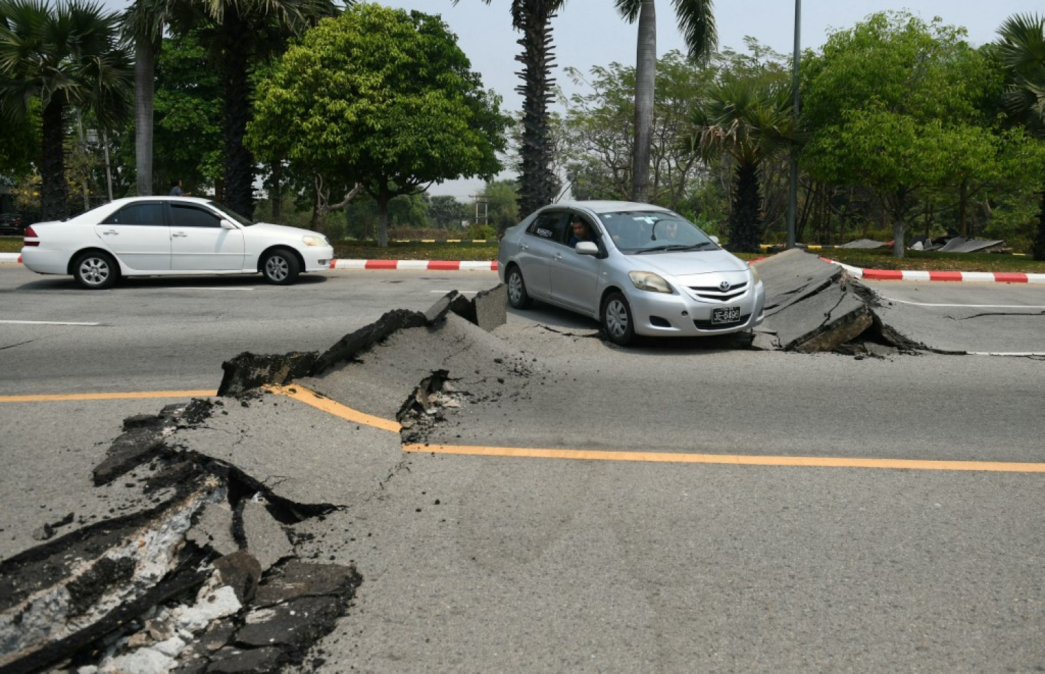 ބެންކޮކަށް އައި ބާރުގަދަ ބިންހެލުމާ ގުޅިގެން ބިންގަނޑު ކަނޑައިގެން ގޮސްފައި.
