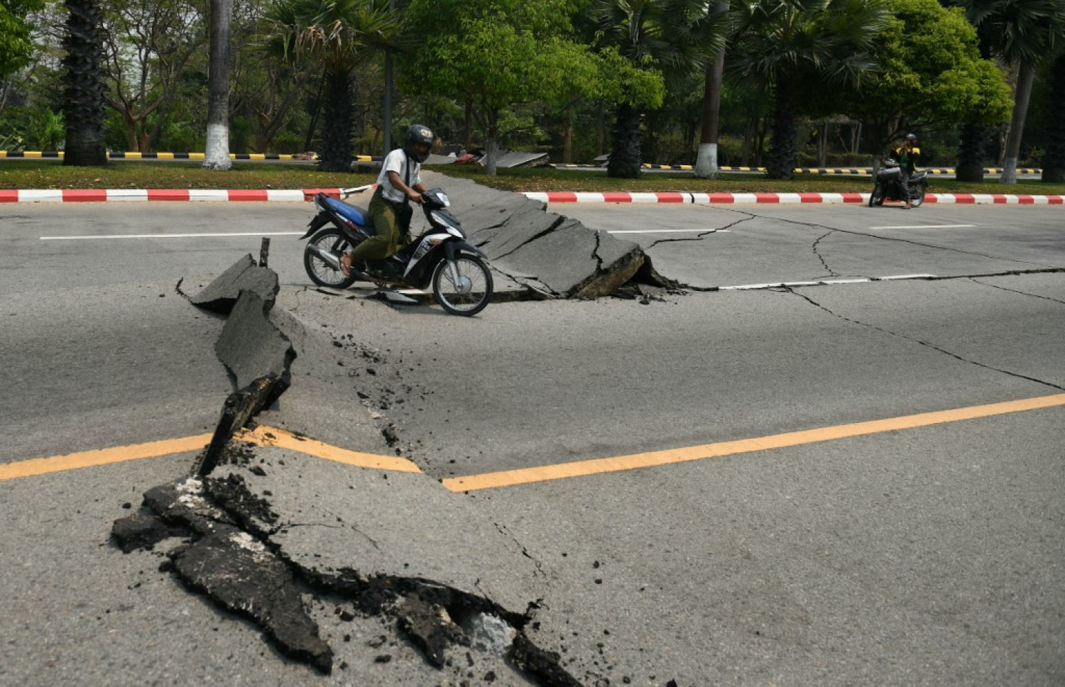 މިއަންމާގެ މަގެއް، ބިންހެލުމުގެ ސަބަބުން ހަލާކުވެފައި. -- ފޮޓޯ: އޭއެފްޕީ