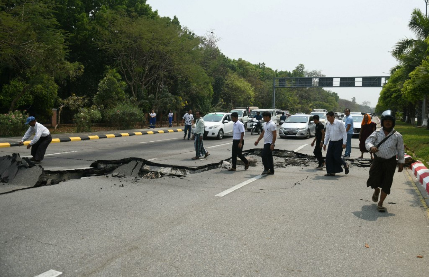 ބިންހެލުމުގައި މިއަންމާގެ މަގެއް ހަލާކުވެފައި. -- ފޮޓޯ: އޭއެފްޕީ