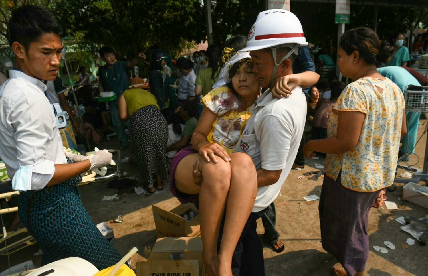 ބެންކޮކަށް އައި ބާރުގަދަ ބިންހެލުމުގައި އިމާރާތެއްގައި ތާށިވި މީހަކު ނެރެނީ.