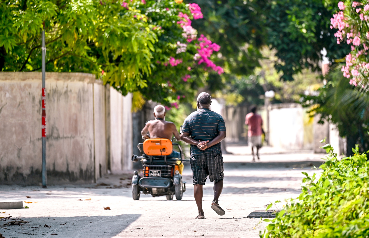 ކުޑަފަރީ މަގެއް: މިއީ އަމާން، އެކަކު އަނެކަކަށް އަޅާލާ ރައްޔިތުން ތިބި ރަށެއް. -- ފޮޓޯ: ފަޔާޒް މޫސާ | މިހާރު