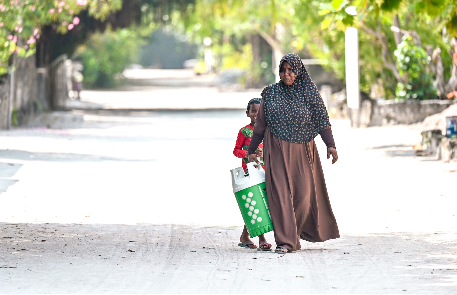 ކުޑަފަރީގައި މީހަކު ހިނގާފައި ދަނީ. -- ފޮޓޯ: ފަޔާޒް މޫސާ | މިހާރު