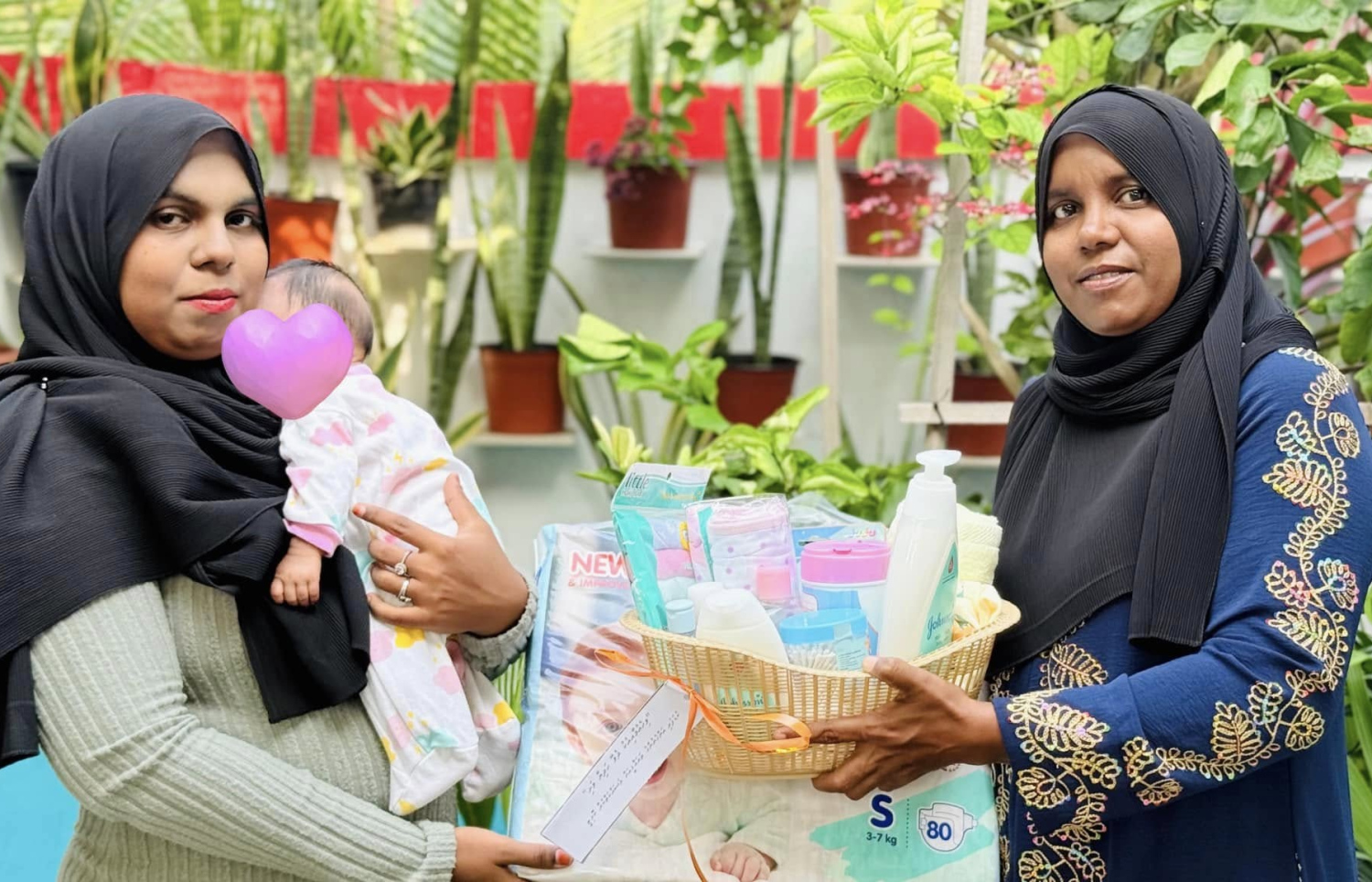 އަލަށް އުފަންވި ކުއްޖަކަށް "ހަދިޔާފޮށި" ދެނީ. މިއީ މި ރަށުގެ އަންހެނުންގެ ކޮމިޓީން ގަވާއިދުން ކުރަމުން އަންނަ ކަމެއް. -- ފޮޓޯ| ކައުންސިލް