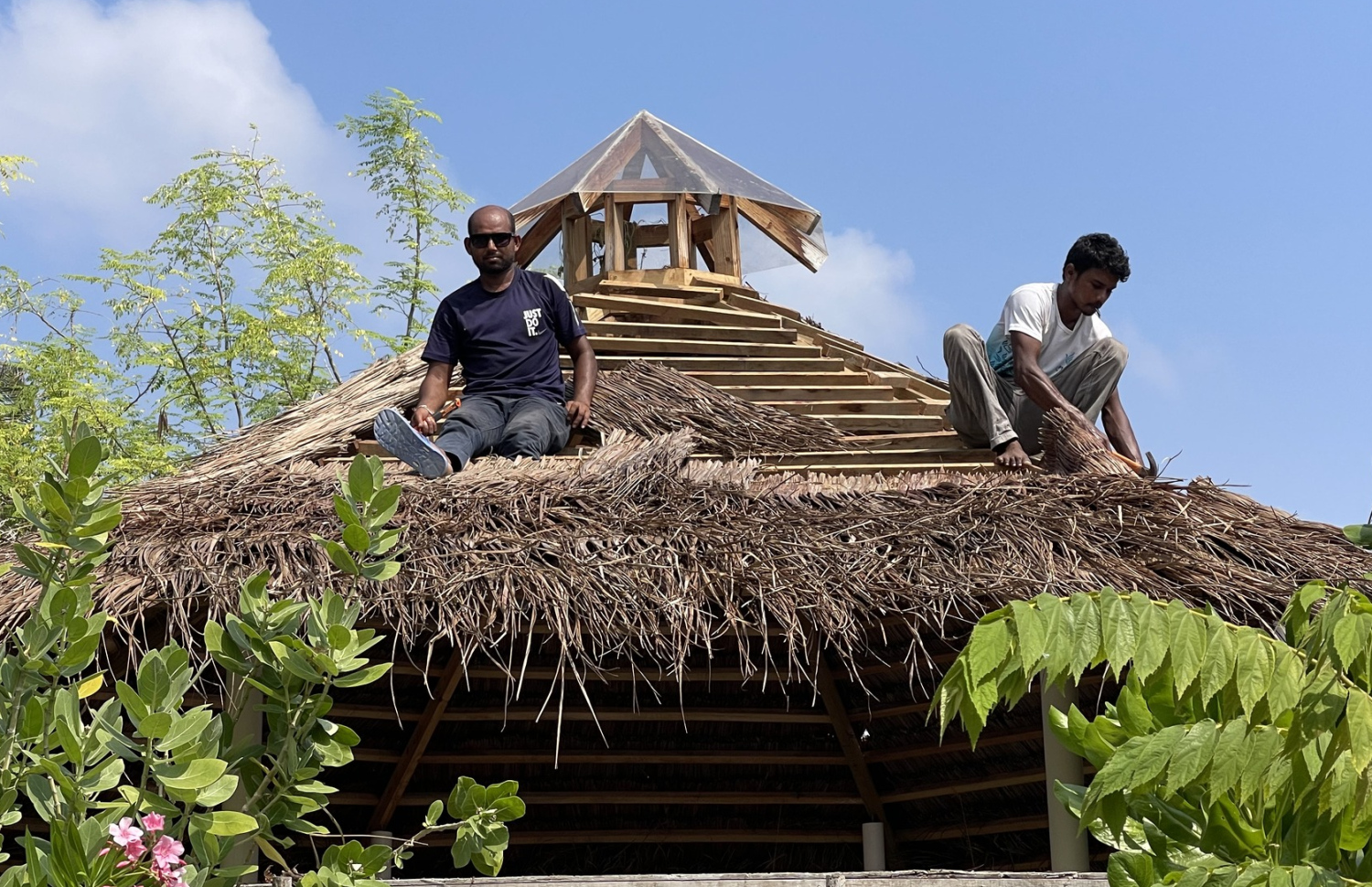 އަންބާގެ މަރާމާތު ކުރަނީ.