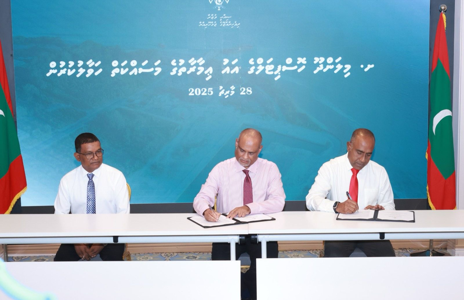 ހޮސްޕިޓަލް އިމާރާތް އެޅުމުގެ އެއްބަސްވުމުގައި ސޮއިކުރައްވަނީ.-- ފޮޓޯ: ހެލްތު މިނިސްޓްރީ