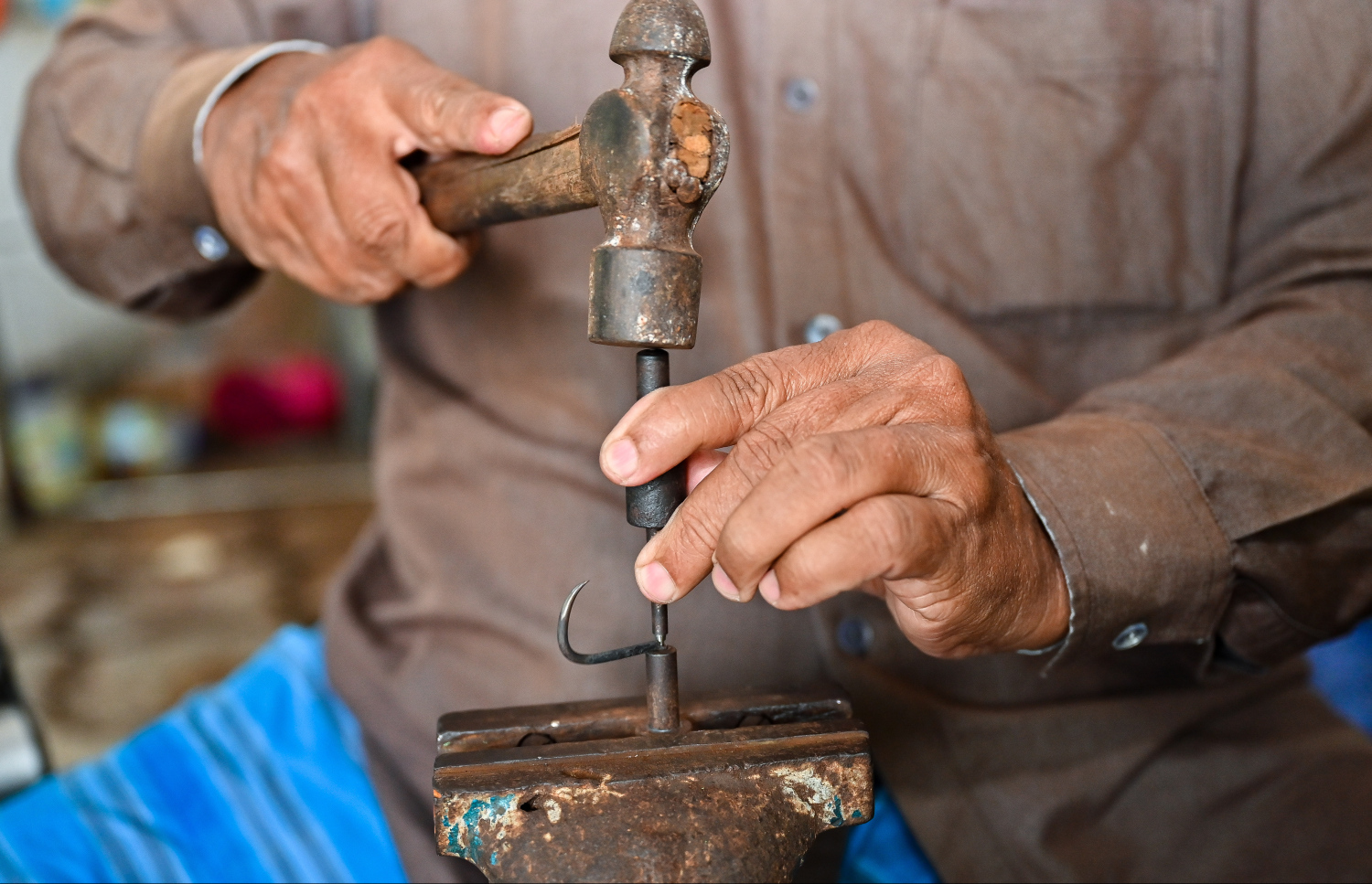 މުހައްމަދު ބުޅިއެއް ހެދުމުގެ މަސައްކަތުގައި: އޭނާ މިހާރު ވެސް 63 ދޯންޏަކަށް ބުޅި ފޯރުކޮށްދޭ. -- ފޮޓޯ: ފަޔާޒް މޫސާ / މިހާރު