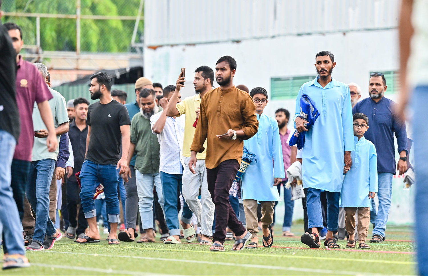 ބޮޑު ޖަމާއަތުގައި މާލޭގައި ކުރި ފިިތުރު އީދު ނަމާދުގައި ބައިވެރިވުމަށް ކުޑަކުދިންނާއި ބޮޑެތި މީހުން، ނަމާދުކުރާ ސަރަހައްދަށް ދަނީ -- ފޮޓޯ: ފަޔާޒު މޫސާ | މިހާރު