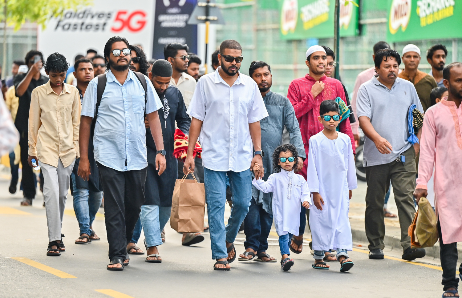 ބޮޑު ޖަމާއަތުގައި މާލޭގައި ކުރި ފިިތުރު އީދު ނަމާދުގައި ބައިވެރިވުމަށް ކުޑަކުދިންނާއި ބޮޑެތި މީހުން، ނަމާދުކުރާ ސަރަހައްދަށް ދަނީ -- ފޮޓޯ: ފަޔާޒު މޫސާ | މިހާރު