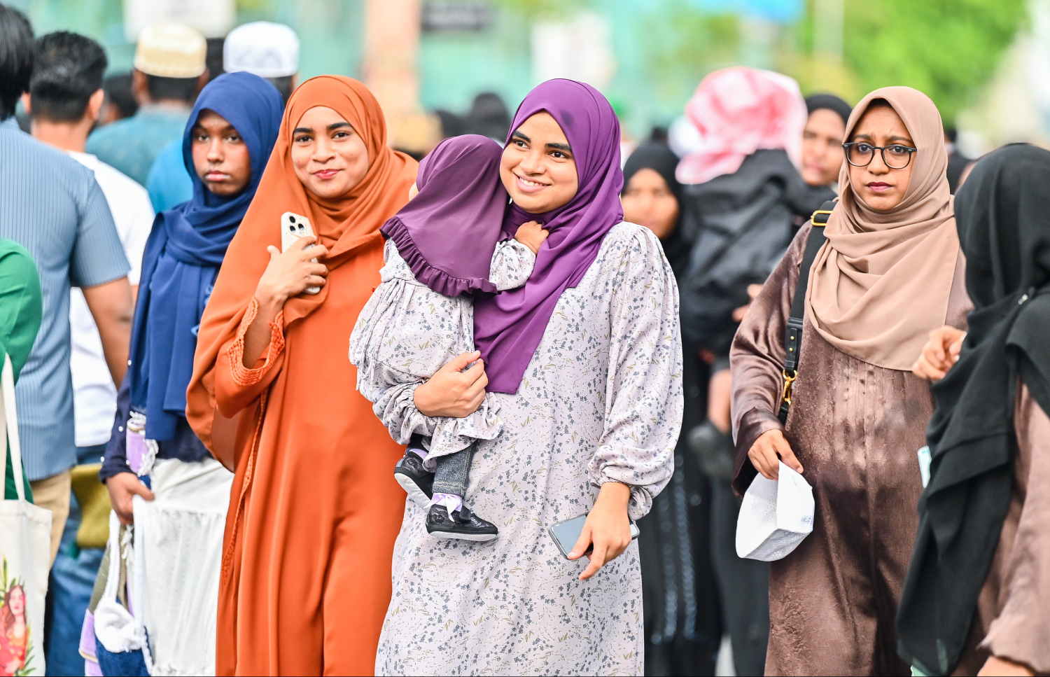 މީހަކު ކުޑަކުއްޖަކު ގޮވައިގެން ބޮޑު ޖަމާއަތުގެ އީދު ނަމާދަށް ދަނީ -- ފޮޓޯ: ފަޔާޒު މޫސާ \ މިހާރު