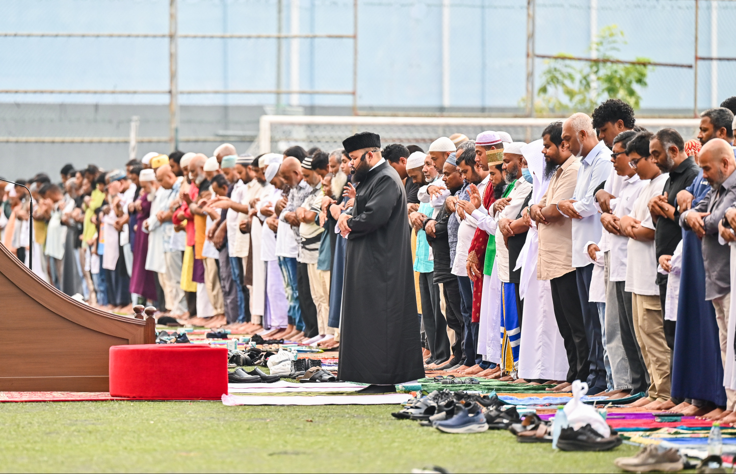 މާފަންނު ސްޓޭޑިއަމްގައި ފިތުރު އީދު ނަމާދު ބޮޑު ޖަމާއަތުގައި ކުރަނީ: ނަމާދުގައި ވަނީ ގިނަ ބަޔަކު ބައިވެރިވެފައި. -- ފޮޓޯ: ފަޔާޒު މޫސާ \ މިހާރު