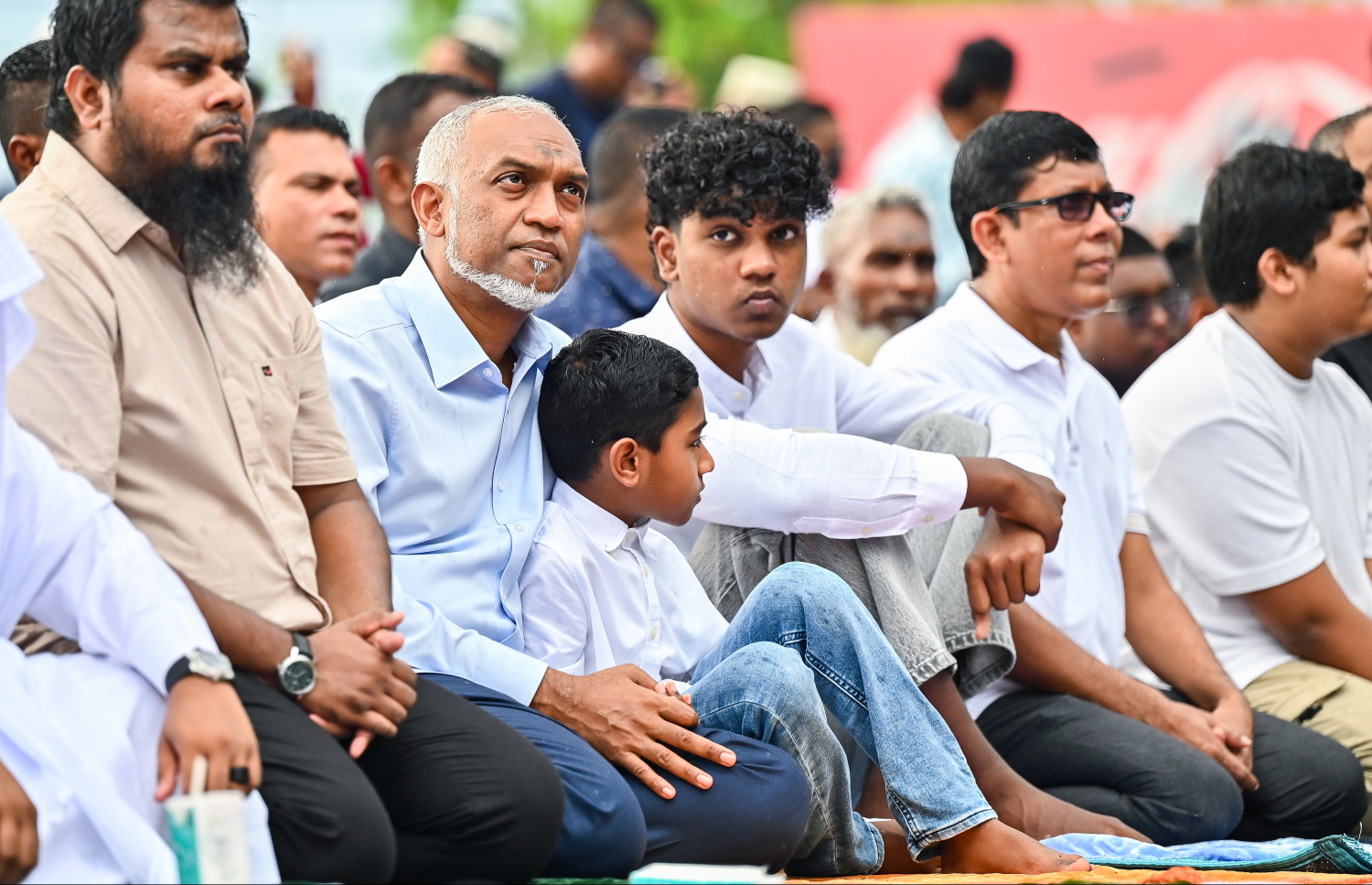 މާލޭގެ މާފަންނު ސްޓޭޑިއަމްގައި މިއަދު ކުރި އީދު ނަމާދުގައި ރައީސް ޑރ. މުހައްމަދު މުއިއްޒާއި އެ މަނިކުފާނުގެ ދެ ބޭފުޅުން ބައިވެރިވެވަޑައިގަންނަވަނީ -- ފޮޓޯ: ފަޔާޒު މޫސާ | މިހާރު