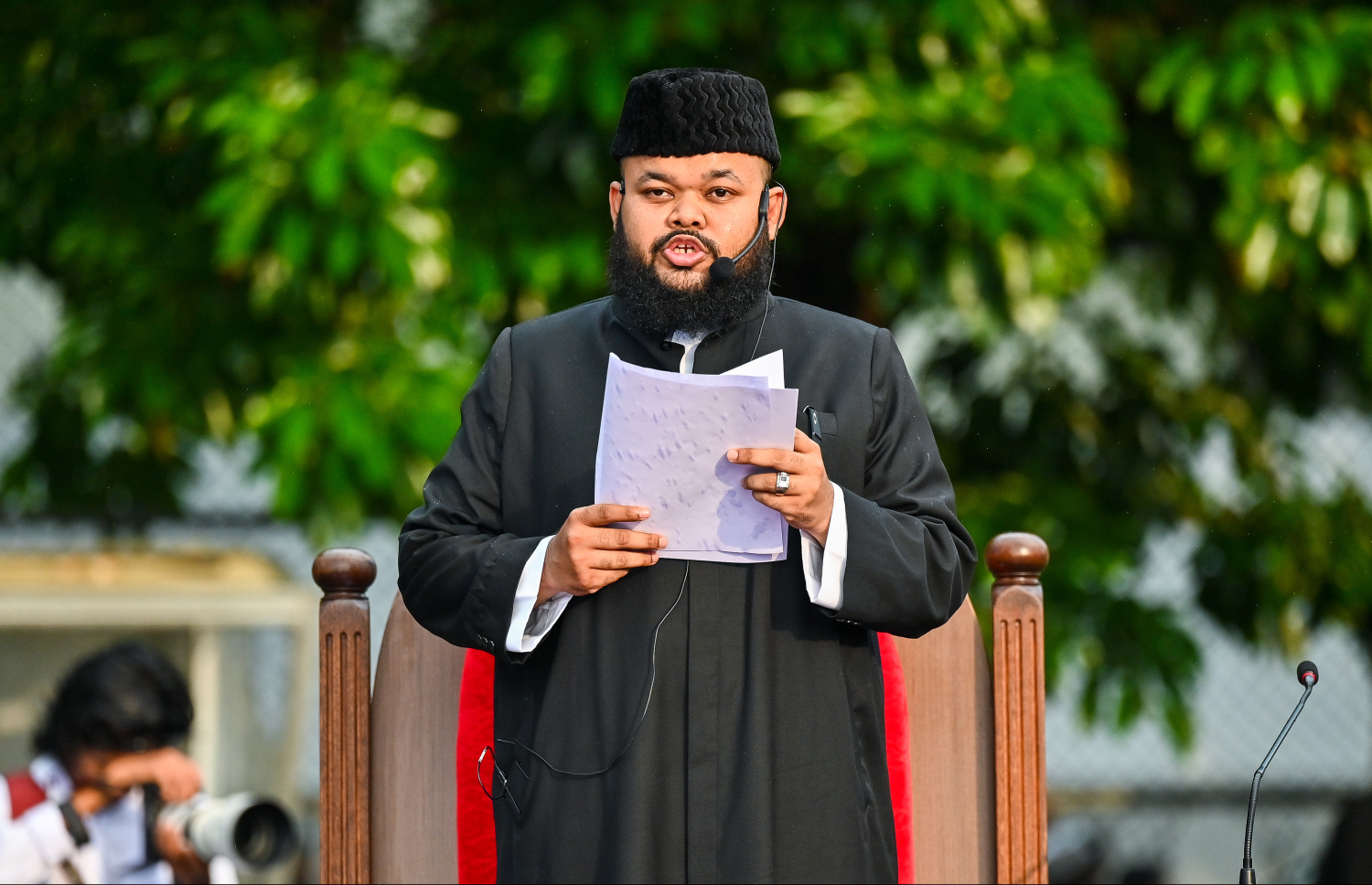 މާލޭގައި ބޭއްވި ފިިތުރު އީދު ނަމާދުގެ ބޮޑު ޖަމާއަތުގައި އީދު ހުތުބާ ކިޔަނީ: އީދުގެ އުފާފާޅުކުރާއިރު ދުނިޔޭގެ އެކި ކަންކޮޅުގައި ހާލުގައި ޖެހިފައި ތިބި މުސްލިމުންގެ މަތިން ހަނދާންކުރުމަށް އީދު ހުތުބާގައި ވަނީ ގޮވާލާފައި. -- ފޮޓޯ: ފަޔާޒު މޫސާ | މިހާރު