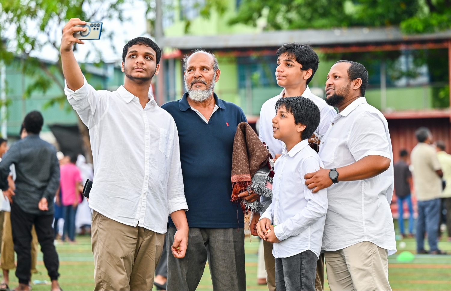 މާލޭގައި ބޮޑު ޖަމާއަތުގައި ކުރި ފިިތުރު އީދު ނަމާދަށް ފަހު ބަޔަކު ސެލްފީއެއް ނަގަނީ. -- ފޮޓޯ: ފަޔާޒު މޫސާ | މިހާރު