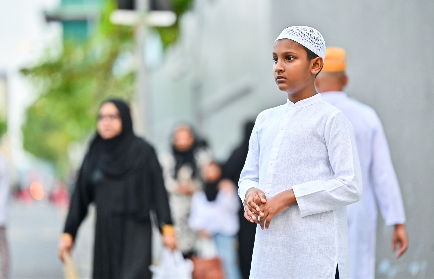 އީދު ނަމާދަށް ގޮސް ހުރި ކުޑަކުއްޖަކު މާފަންނު ސްޓޭޑިއަމް ކުރިމަތީ މަޑުކޮށްލައިގެން -- ފޮޓޯ: ފަޔާޒު މޫސާ | މިހާރު