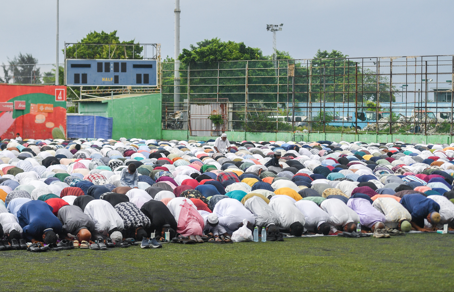 މާލޭގައި މިއަދު ބޮޑު ޖަމާއަތުގައި ކުރި އީދު ނަމާުގައި މީހުން ސަޖިދާގައި: އީދު ނަމާދުގައި ވަނީ ގުޅުންތައް ބަދަހިކުރުމަށާއި ދީނީ އަޅުކަމުގައި ދެމިތިބުމަށް ގޮވާލާފައި. -- ފޮޓޯ: ފަޔާޒު މޫސާ \ މިހާރު