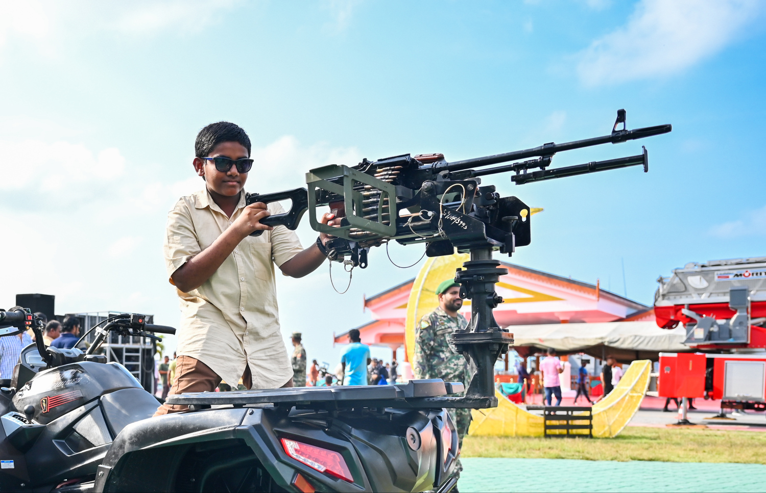 އީދު ދުވަހުގެ މުނާސަބަތުގައި ބޭއްވި އީދު ހަވީރުގައި ބައިވެރިވި ކުއްޖަކު ސިފައިންގެ ބަރު ހަތިޔާރު ހަރުކޮށްފައި ހުރި ވެހިކަލެއްގައި -- ފޮޓޯ: ފަޔާޒު މޫސާ \ މިހާރު