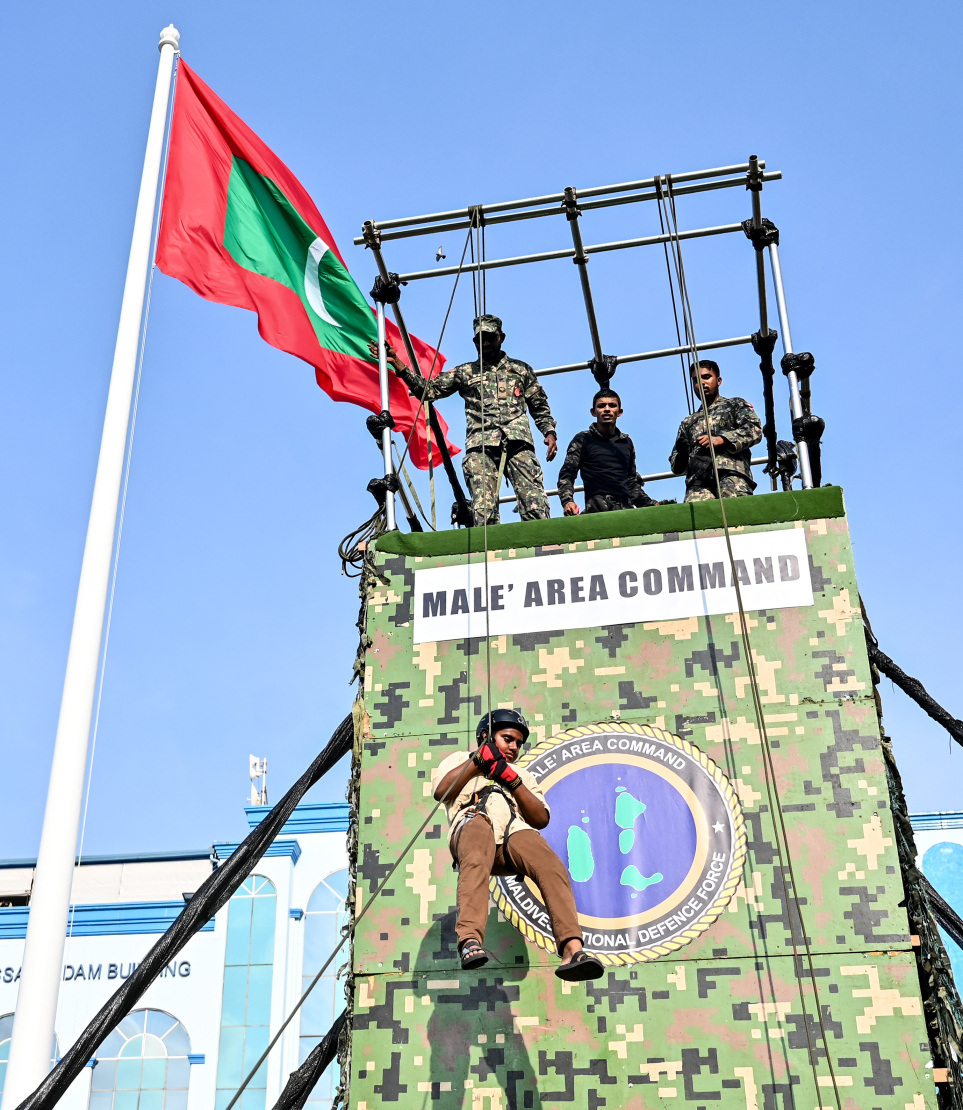 އީދު ދުވަހުގެ މުނާސަބަތުގައި ބޭއްވި އީދު ހަވީރުގައި ސިފައިން ކުރިއަށް ގެންދިޔަ ހަރަކާތެއްގައި ކުޑަކުއްޖަކު ބައިވެރިވަނީ -- ފޮޓޯ: ފަޔާޒު މޫސާ | މިހާރު