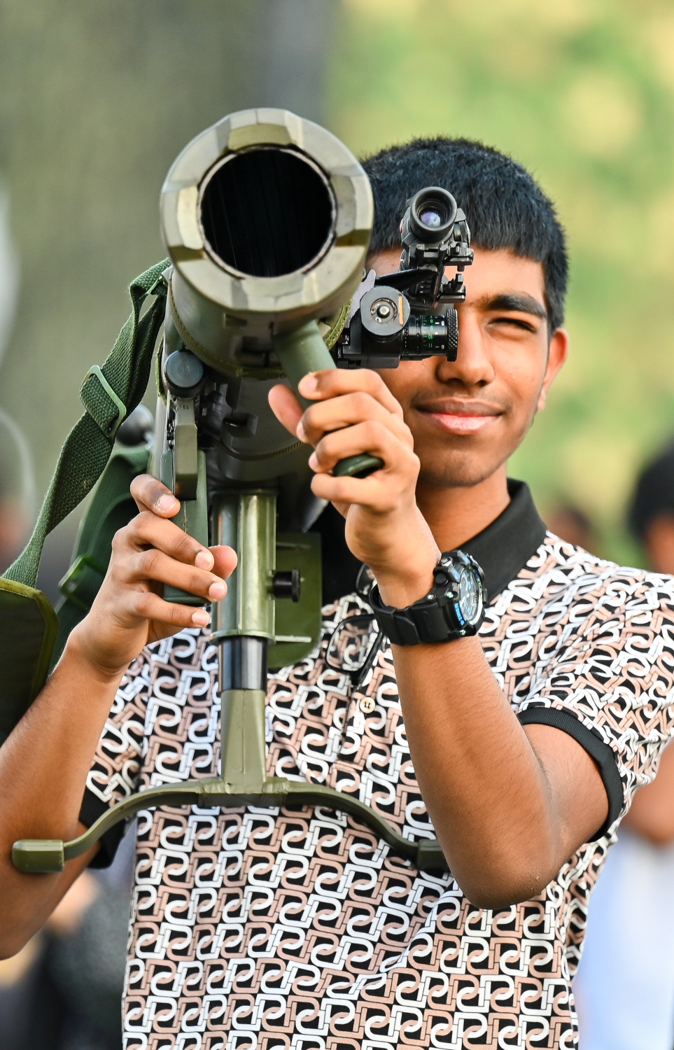 އީދު ހަވީރުގައި ބައިވެރިވި ކުއްޖަކު ސިފައިންގޭގައި ބޭނުންކުރާ ބަރު ހަތިޔާރަކާއެކު ފޮޓޯއެއް ނަގާލަނީ -- ފޮޓޯ: ފަޔާޒު މޫސާ | މިހާރު