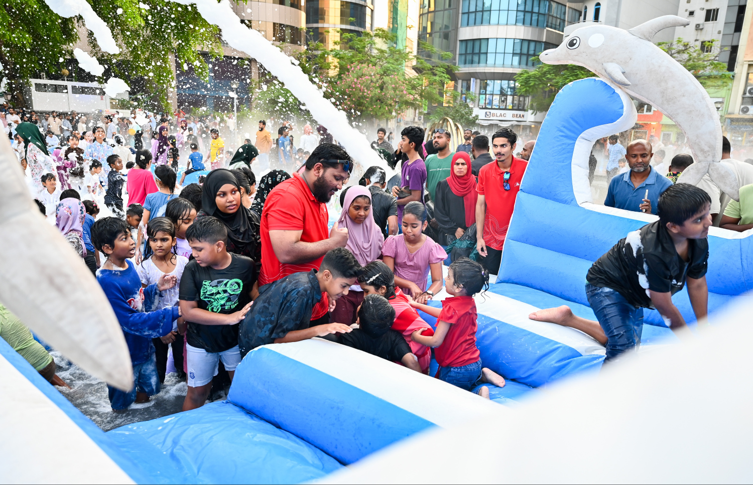 އީދު ދުވަހުގެ މުނާސަބަތުގައި ބޭއްވި އީދު ހަވީރުގައި ހުރި ވޯޓާ ސްލައިޑްއަށް ކުދިންތަކެއް އަރާ މަޖާކުރަނީ-- ފޮޓޯ: ފަޔާޒު މޫސާ | މިހާރު