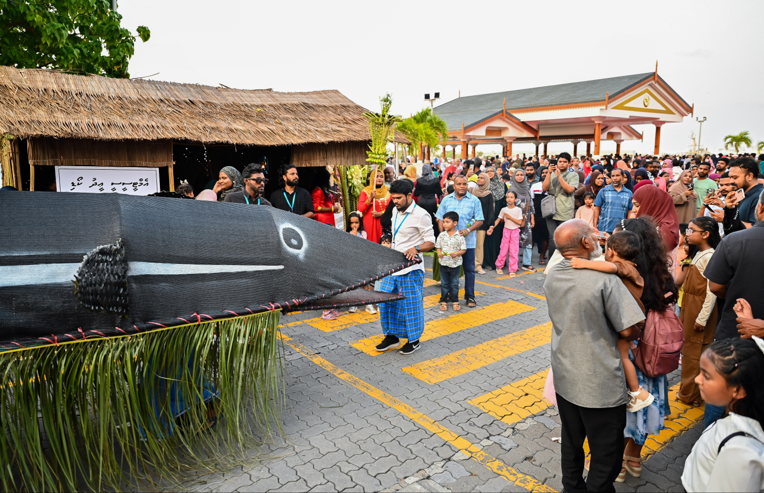 އީދު ދުވަހުގެ މުނާސަބަތުގައި ބޭއްވި އީދު ހަވީރުގައި އެމްޓީސީސީ ސްޓޯލުން ކުރިއަށް ގެންދިޔަ ބޮޑުމަސް ހިފުމުގެ ސަގާފީ ހަރަކާތް ކުރިއަށް ދަނީ-- ފޮޓޯ: ފަޔާޒު މޫސާ | މިހާރު