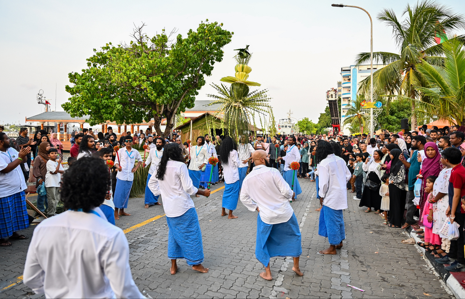 އީދު ދުވަހުގެ މުނާސަބަތުގައި ބޭއްވި އީދު ހަވީރުގައި އެމްޓީސީސީ ސްޓޯލުން ކުރިއަށް ގެންދިޔަ ކޯޑިނެގުމުގެ ސަގާފީ ހަރަކާތް ކުރިއަށް ދަނީ-- ފޮޓޯ: ފަޔާޒު މޫސާ | މިހާރު