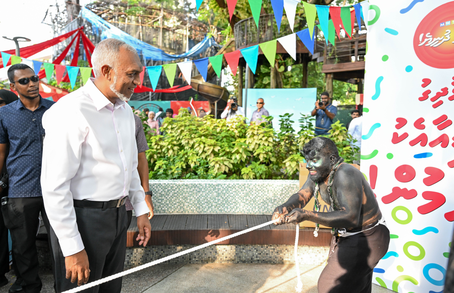 އީދު ދުވަހުގެ މުނާސަބަތުގައި ބޭއްވި އީދު ހަވީރުގައި ކުރިއަށް ދިޔަ ވާދެމުމުގެ ހަރަކާތެއް ރައީސް ޑރ. މުއިއްޒު ބައްލަވާލަައްވަނީ -- ފޮޓޯ: ރައީސް އޮފީސް
