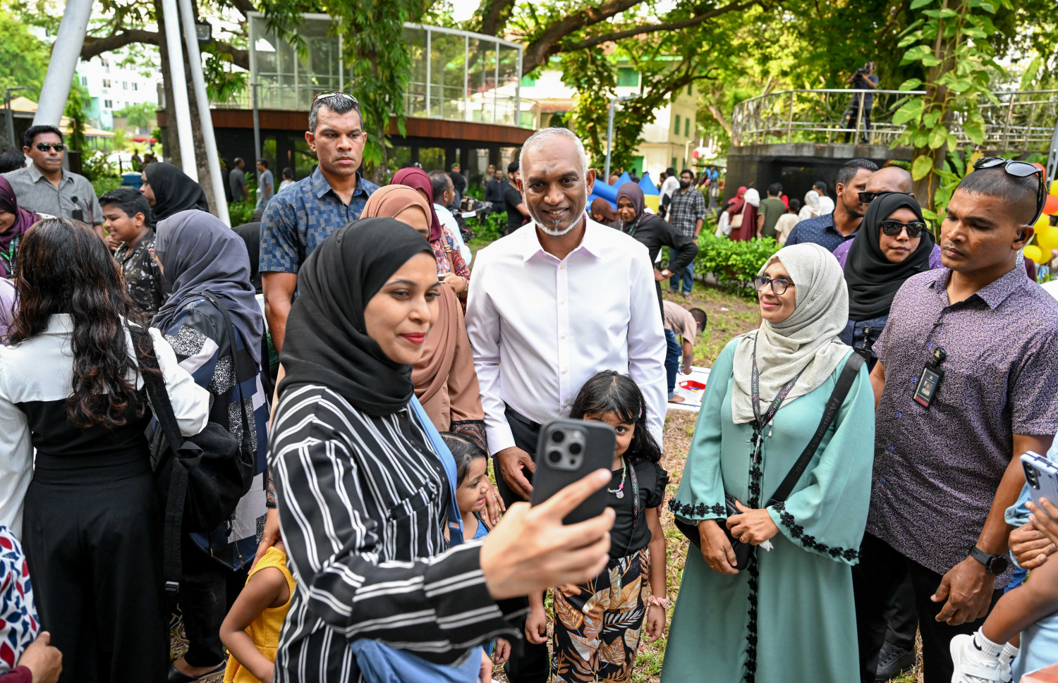އީދު ދުވަހުގެ މުނާސަބަތުގައި ބޭއްވި އީދު ހަވީރުގައި ރައީސް ޑރ. މުއިއްޒު ބައިވެރިވެ ވަޑައިގެން ބަޔަކާއެކު ސެލްފީއެއް ނަންގަވަނީ -- ފޮޓޯ: ރައީސް އޮފީސް
