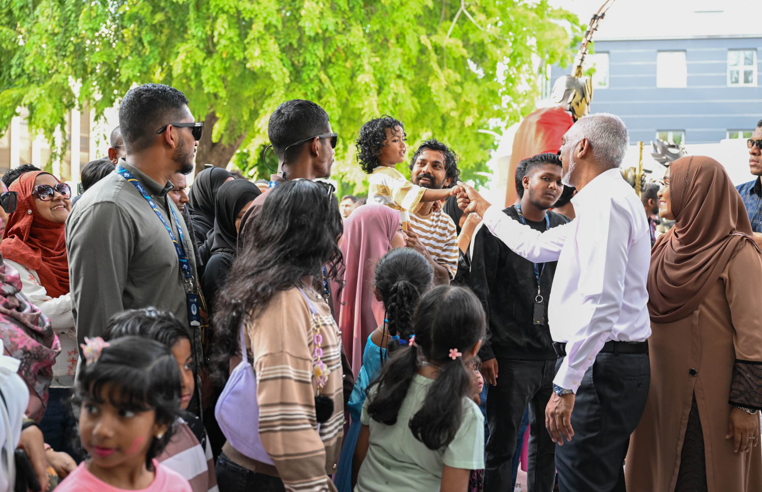 އީދު ދުވަހުގެ މުނާސަބަތުގައި ބޭއްވި އީދު ހަވީރުގައި ރައީސް ޑރ މުއިއްޒު ބައިވެރިވެ ވަޑައިގެން އާންމުންނާ ސަލާންކުރައްވަނީ -- ފޮޓޯ: ރައީސް އޮފީސް