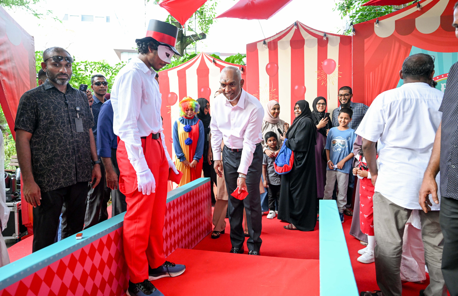 އީދު ދުވަހުގެ މުނާސަބަތުގައި ބޭއްވި އީދު ހަވީރުގައި ރައީސް ޑރ. މުއިއްޒު ބައިވެރިވެ ވަޑައިގެން، ސަލްޓަން ޕާކްގައި ހުރި ސްޓޯލެއްގައި ކުރިއަށްދިޔަ ގޭމެއްގައި ބައިވެރިވެ ވަޑައިގަންނަވަނީ -- ފޮޓޯ: ރައީސް އޮފީސް