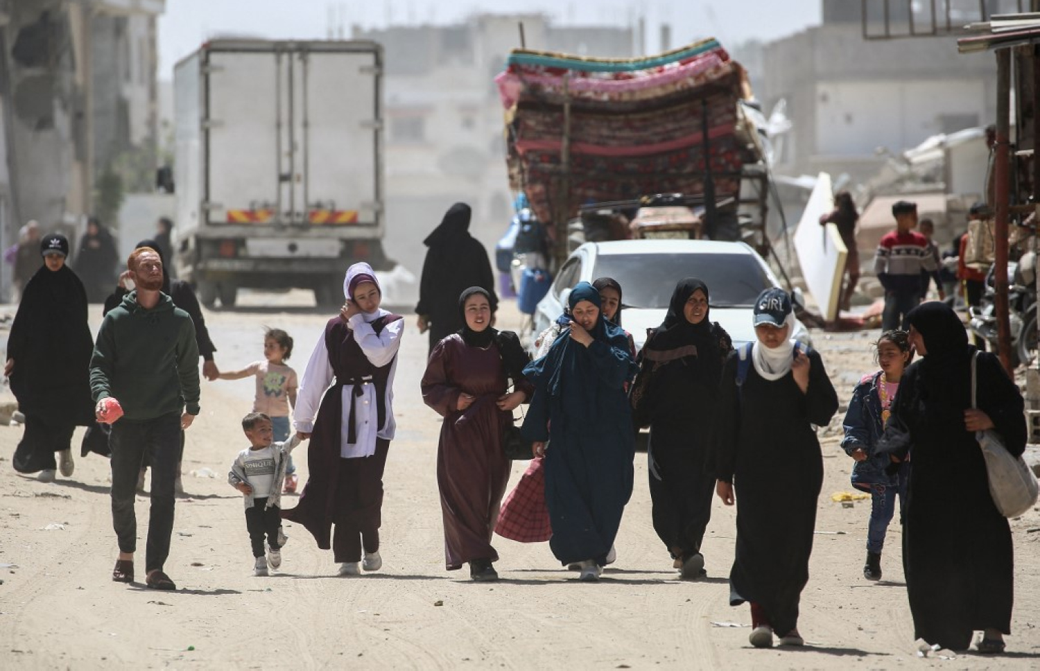 ރަފަހް ސަރަހައްދުން އާންމުން ނުކުންނަން އިޒްރޭލުން އިންޒާރު ދިނުމުން އަންހެނުންނާއި ކުޑަކުދިން އެ ސަރަހައްދު ދޫކޮށް ޚާން ޔޫނިސްއަށް ދަނީ. -- ފޮޓޯ: އޭއެފްޕީ