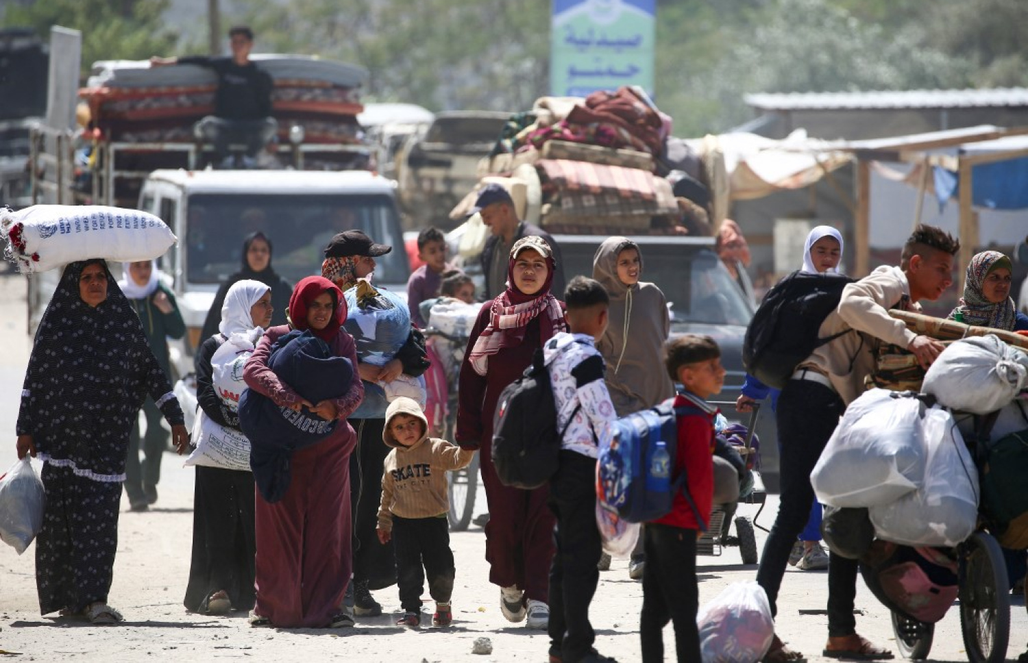 ރަފަހް ސަރަހައްދުން އާންމުން ނުކުންނަން އިޒްރޭލުން އިންޒާރު ދިނުމުން އަންހެނުންނާއި ކުޑަކުދިން އެ ސަރަހައްދު ދޫކޮށް ޚާން ޔޫނިސްއަށް ދަނީ. -- ފޮޓޯ: އޭއެފްޕީ