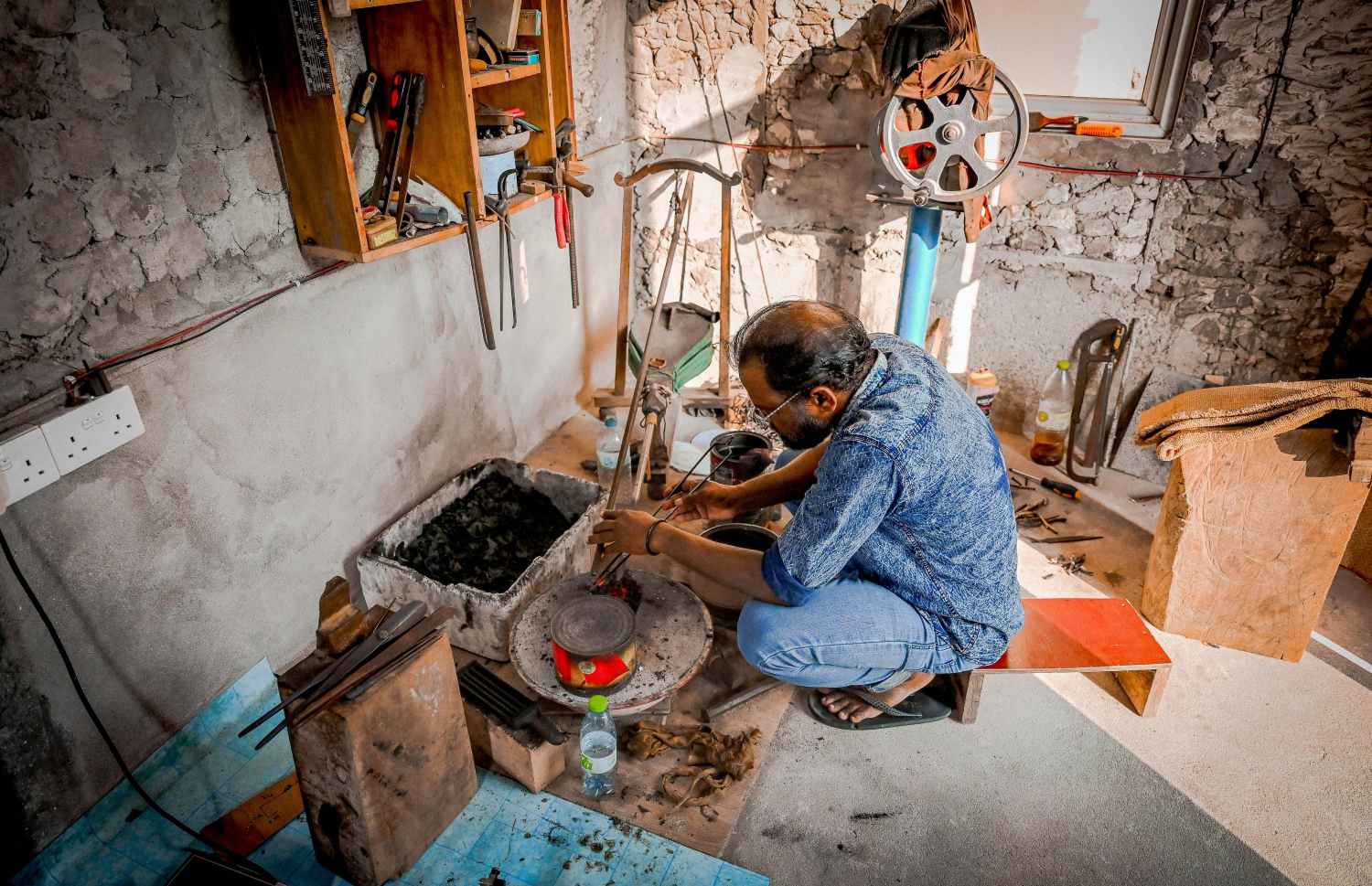 އާމިރު، އޭނާގެ ގޭގެ ފެންޑާގައި ގަހަނާގެ މަސައްކަތްކުރަނީ.-- ފޮޓޯ: ނިޝާން އަލީ | މިހާރު