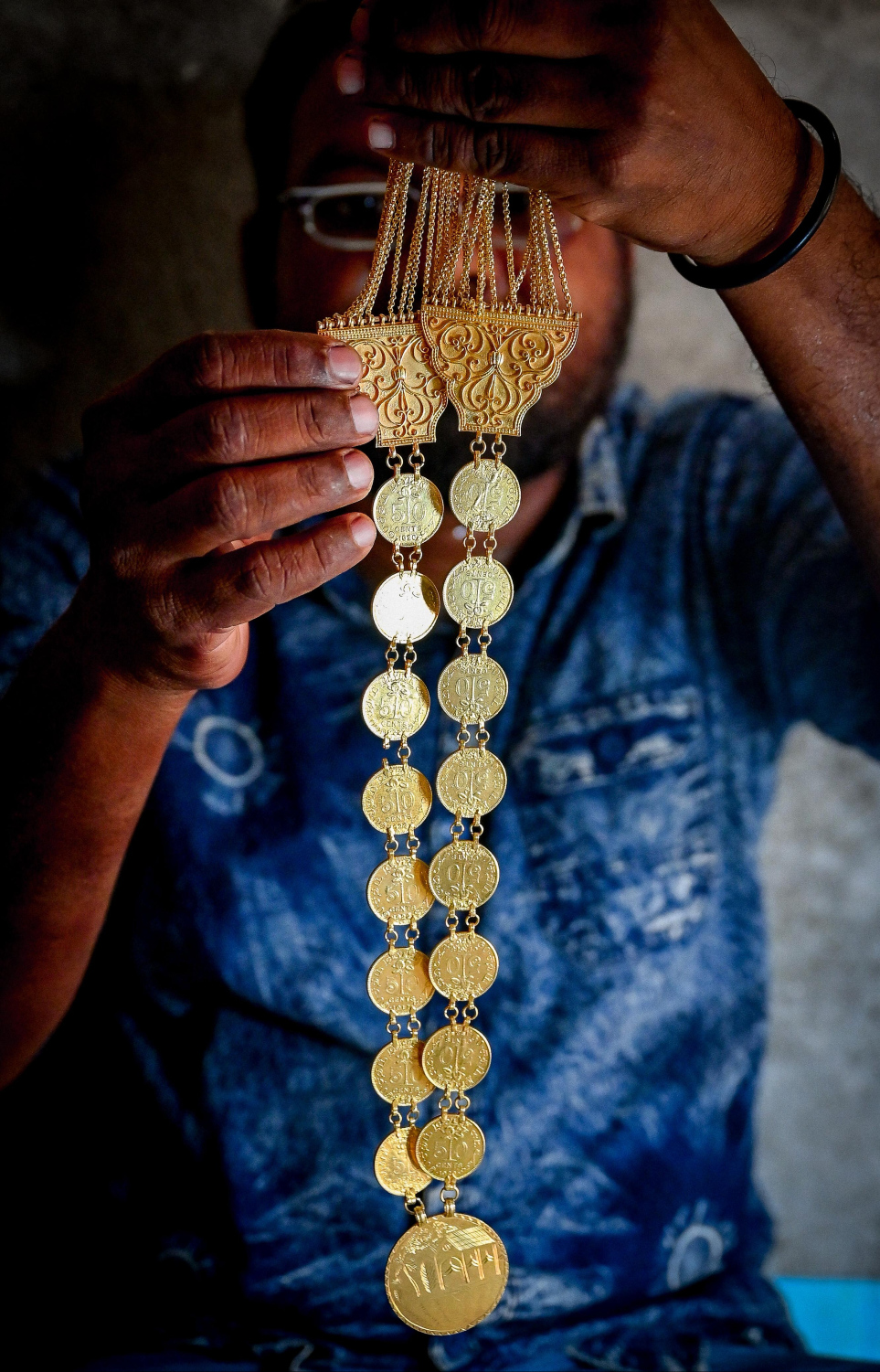 އާމިރުގެ އަތަށް މީހަކު ހަދަން ދީފައިވާ ފައްޓަރު ބައެއް ދައްކާލަނީ.-- ފޮޓޯ: ނިޝާން އަލީ | މިހާރު