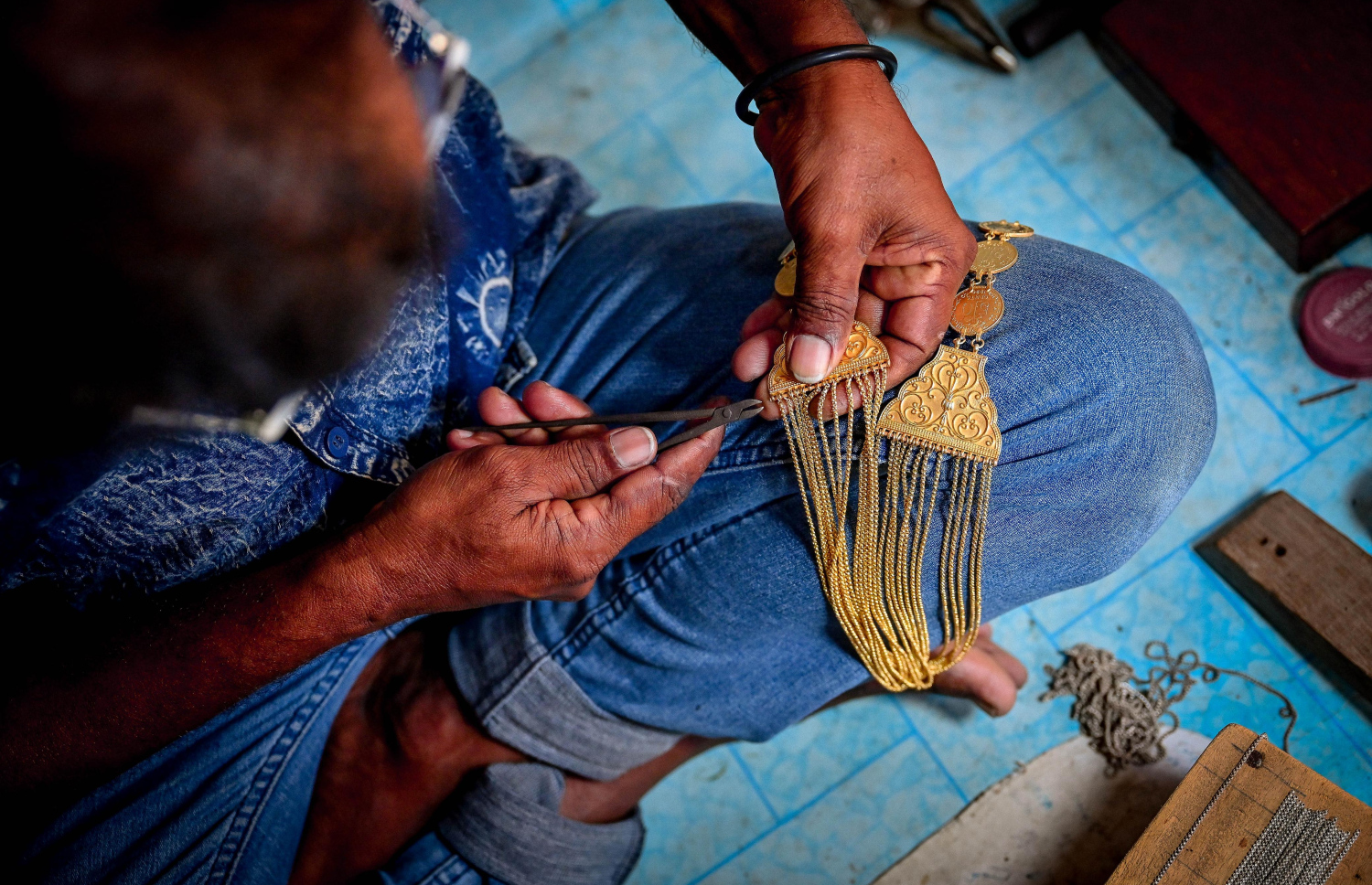 އާމިރު، އޭނާގެ ގޭގެ ފެންޑާގައި އިނދެ ފައްޓަރުބައެއްގެ މަސައްކަތްކުރަނީ. -- ފޮޓޯ: ނިޝާން އަލީ | މިހާރު