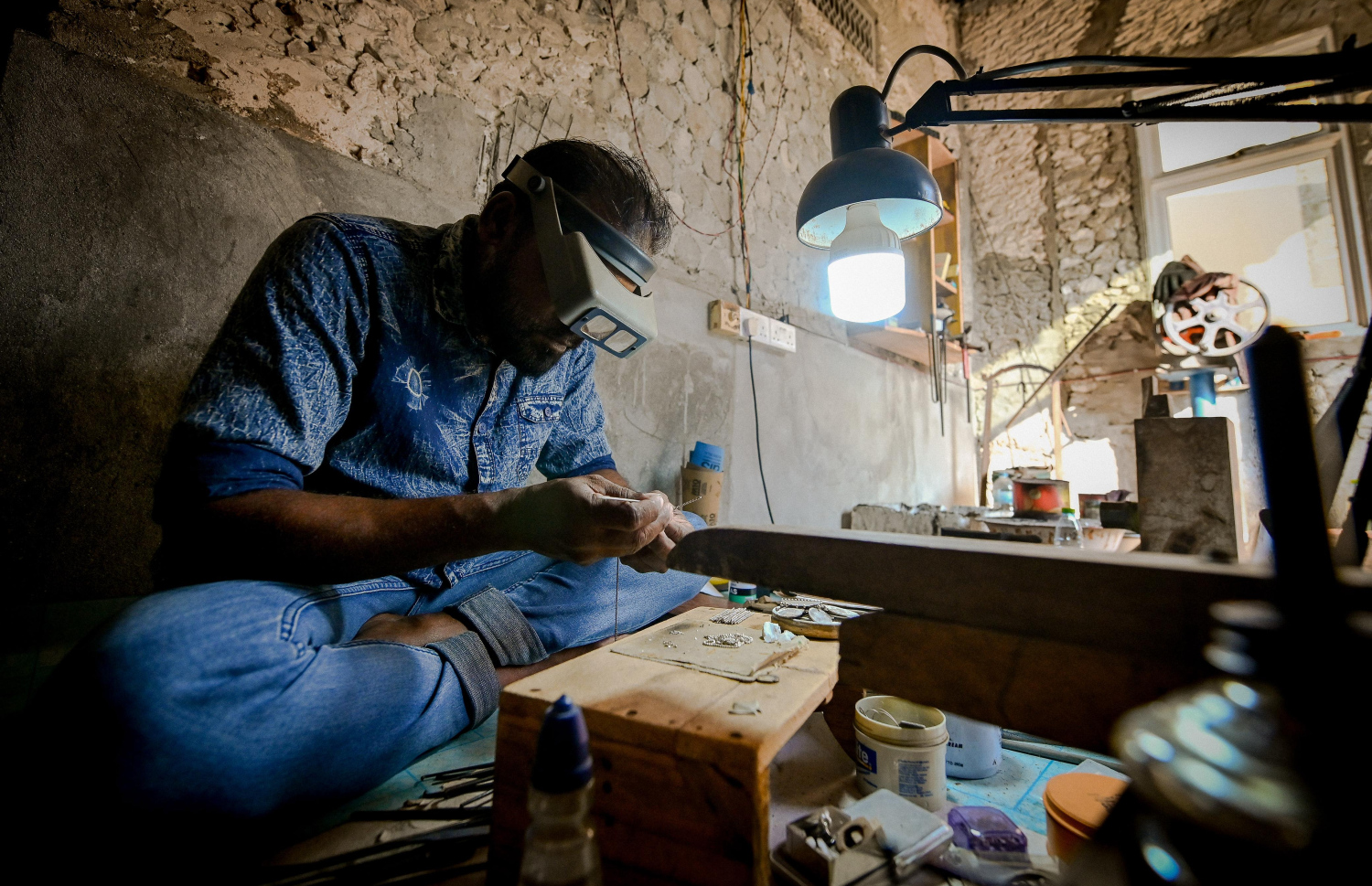 އާމިރު، ގަހަނާ ހެދުމުގެ މަސައްކަތުގައި. -- ފޮޓޯ: ނިޝާން އަލީ | މިހާރު