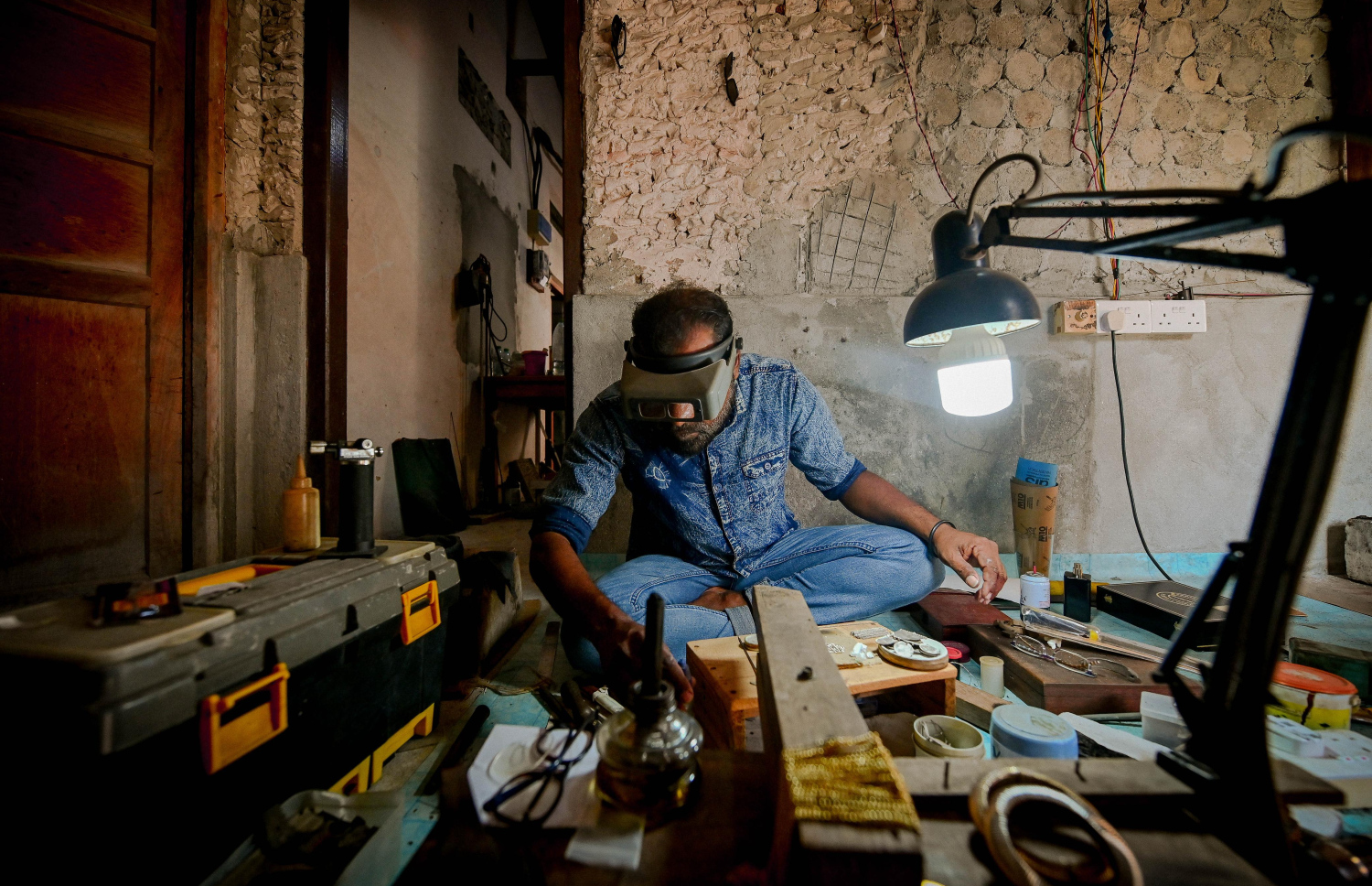 އާމިރު ތިލޭރުކަމުގައި: ދުވާލުގެ ގިނަ ވަގުތު އޭނާ ހޭދަކުރަނީ މި މަސައްކަތުގައި.-- ފޮޓޯ: ނިޝާން އަލީ | މިހާރު