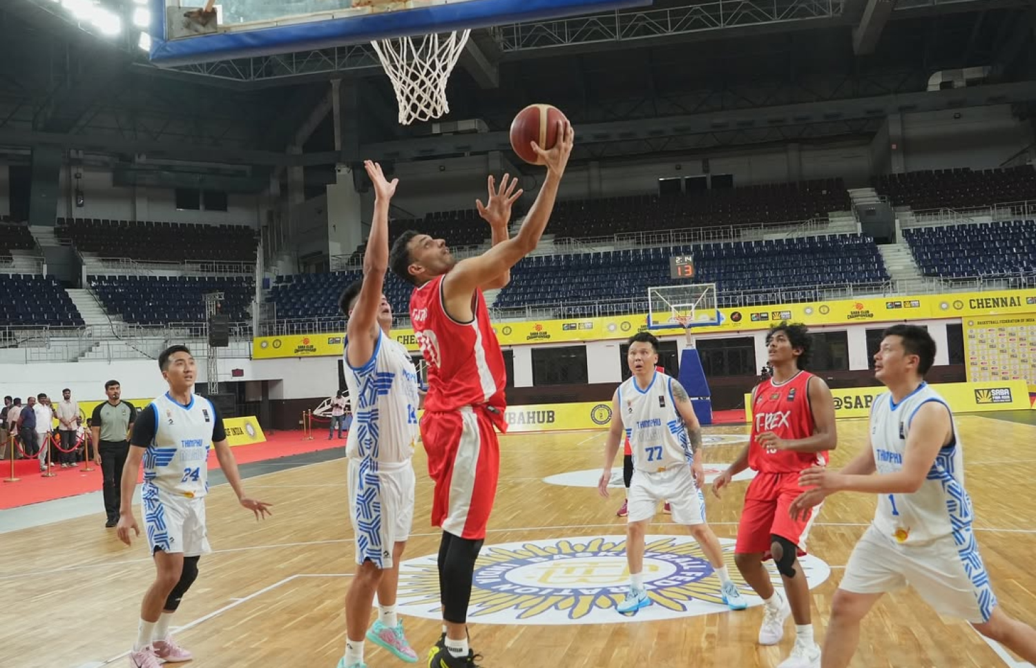 ޓީރެކްސް އާއި ތިމްޕޫ ބައްދަލުކުރި މެޗުގެ ތެރެއިން.-- ފޮޓޯ: އިންޑިއާ ބާސްކެޓްބޯލް